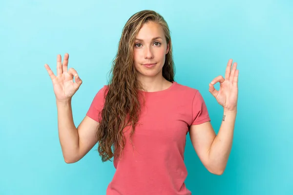 Giovane Donna Caucasica Isolata Sfondo Blu Posa Zen — Foto Stock