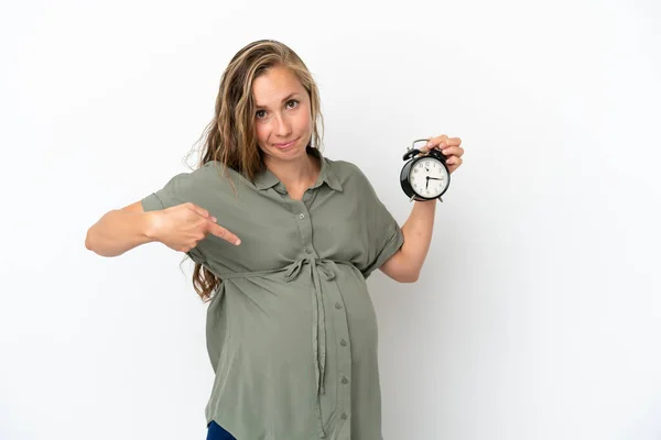 Mladá Běloška Žena Izolované Bílém Pozadí Těhotné Drží Hodiny Stresujícím — Stock fotografie
