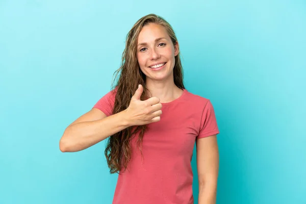 Jonge Kaukasische Vrouw Geïsoleerd Blauwe Achtergrond Geven Van Een Duim — Stockfoto