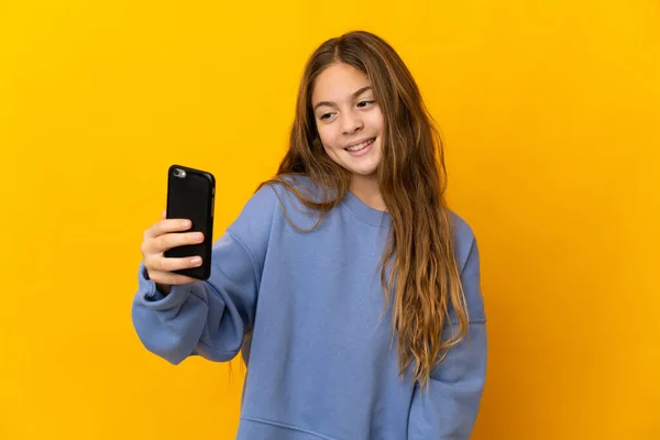 Niño Sobre Fondo Amarillo Aislado Haciendo Una Selfie —  Fotos de Stock