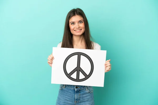 Mulher Caucasiana Jovem Isolado Fundo Azul Segurando Cartaz Com Símbolo — Fotografia de Stock