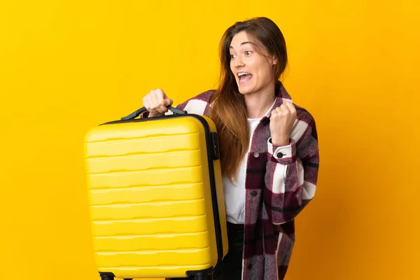 Mladé Irsko Žena Izolované Žlutém Pozadí Dovolené Cestovním Kufříkem — Stock fotografie