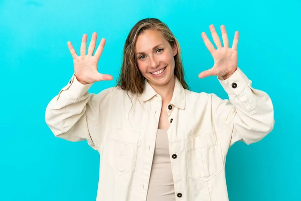 Jonge Blanke Vrouw Geïsoleerd Blauwe Achtergrond Tellen Tien Met Vingers — Stockfoto