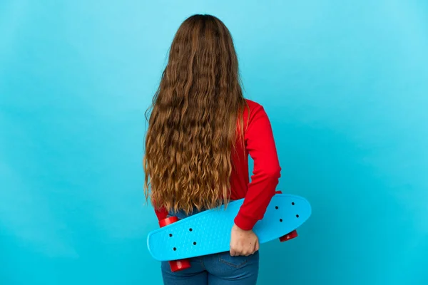 Kleines Mädchen Auf Isoliertem Blauem Hintergrund Mit Schlittschuhen Rückenlage — Stockfoto