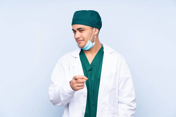 Chirurgo Uomo Con Uniforme Isolato Sfondo Blu Punti Dito Voi — Foto Stock