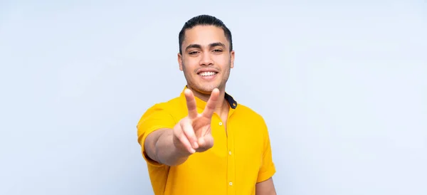 Asiatischer Gutaussehender Mann Über Isoliertem Hintergrund Lächelt Und Zeigt Siegeszeichen — Stockfoto