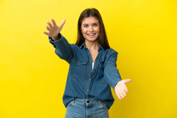 Jovem Caucasiana Isolada Sobre Fundo Amarelo Apresentando Convidando Para Vir — Fotografia de Stock