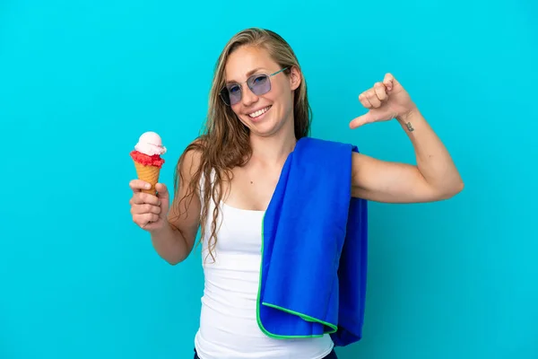 Genç Beyaz Kadın Dondurma Tutuyor Plaj Havlusu Giyiyor Mavi Arka — Stok fotoğraf