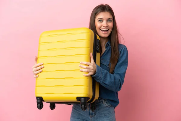 Young Caucasian Woman Isolated Pink Background Vacation Travel Suitcase Surprised — Stock Photo, Image