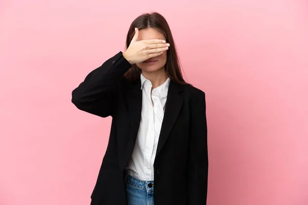 Young Business Mujer Caucásica Aislada Sobre Fondo Rosa Cubriendo Los —  Fotos de Stock