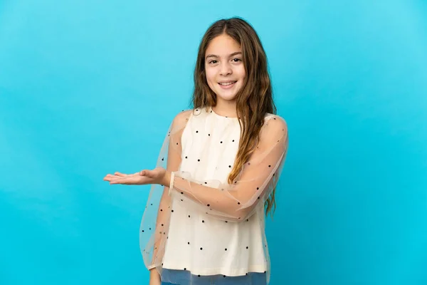 Menina Sobre Fundo Azul Isolado Apresentando Uma Ideia Enquanto Olha — Fotografia de Stock