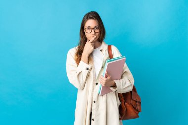 İrlandalı genç bir bayan izole edilmiş arka plan düşüncesi