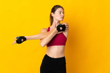 Sarı arka planda izole edilmiş genç İrlandalı kadın.