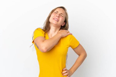 Beyaz arka planda izole edilmiş beyaz bir kadın omuz ağrısından muzdarip.