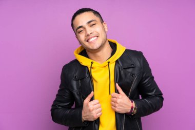 Mor arka planda yalnız Asyalı yakışıklı bir adam.