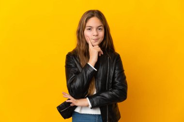 İzole edilmiş sarı arka plan ve düşünme