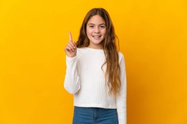 İzole edilmiş sarı arka plandaki çocuk harika bir fikre işaret ediyor.