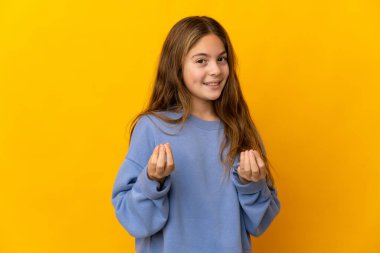 İzole edilmiş sarı arka plandaki çocuk para hareketi yapıyor ama mahvoluyor.