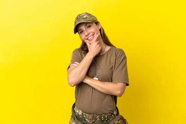 Військова Біла Жінка Тегом Собак Ізольована Жовтому Тлі Посміхаючись — стокове фото