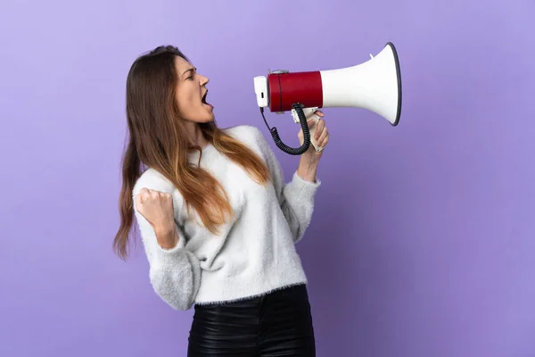 Giovane Donna Irlandese Isolata Sfondo Viola Urlando Attraverso Megafono Annunciare — Foto Stock