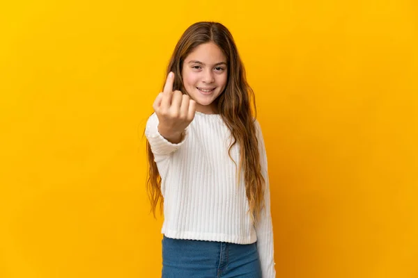 Criança Sobre Fundo Amarelo Isolado Fazendo Gesto Vindo — Fotografia de Stock