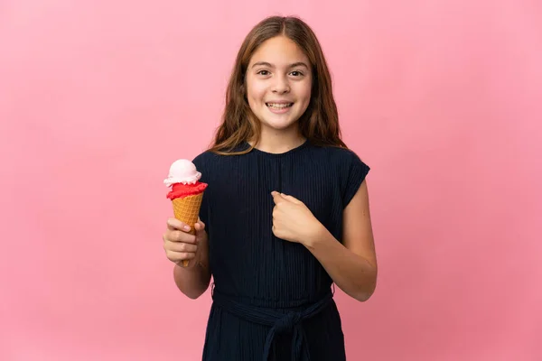 Barn Med Cornet Glass Över Isolerad Rosa Bakgrund Med Överraskning — Stockfoto