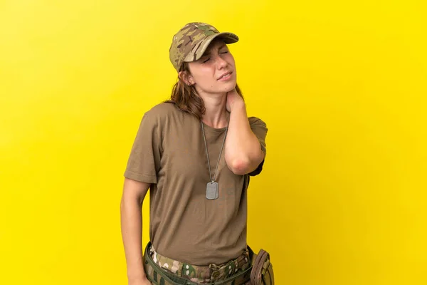Військова Біла Жінка Тегом Собак Ізольована Жовтому Тлі Шиєю — стокове фото