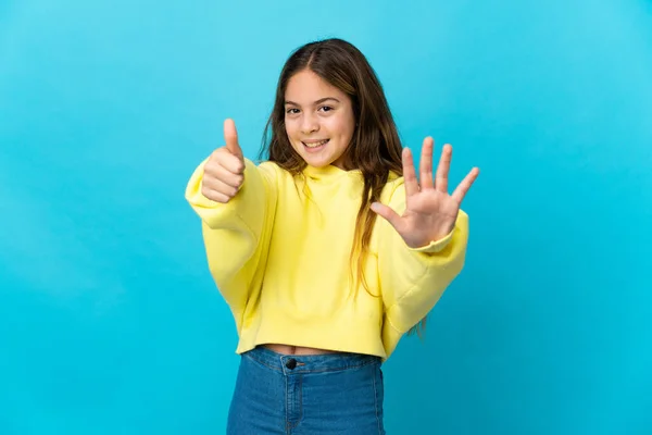 Маленька Дівчинка Над Ізольованим Синім Тлом Підраховує Шість Пальцями — стокове фото