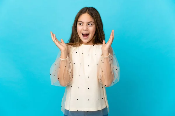 Menina Sobre Fundo Azul Isolado Com Expressão Facial Surpresa — Fotografia de Stock