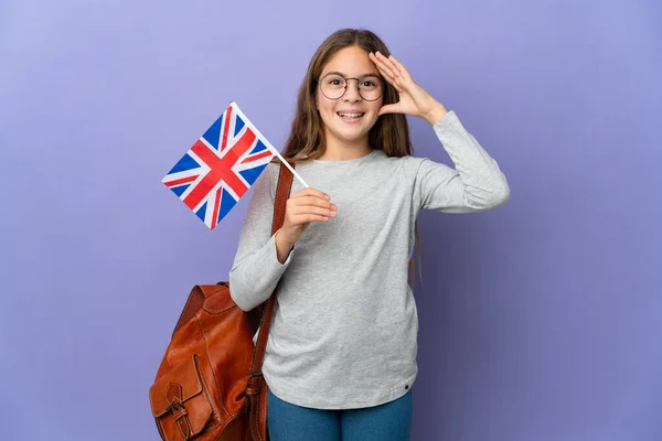 Dziecko Trzymające Flagę Zjednoczonego Królestwa Odizolowanym Tle Ekspresją Zaskoczenia — Zdjęcie stockowe