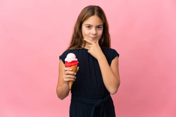 孤立したピンクの背景の上にコーンアイスクリームを持つ子供思考 — ストック写真