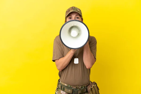 Sarı Arka Planda Izole Edilmiş Megafonla Bağıran Asker Beyaz Kadın — Stok fotoğraf