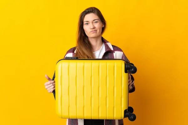 Mujer Joven Irlanda Aislada Sobre Fondo Amarillo Vacaciones Con Maleta — Foto de Stock