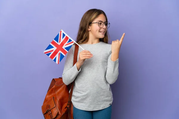 Criança Segurando Uma Bandeira Reino Unido Sobre Fundo Isolado Com — Fotografia de Stock