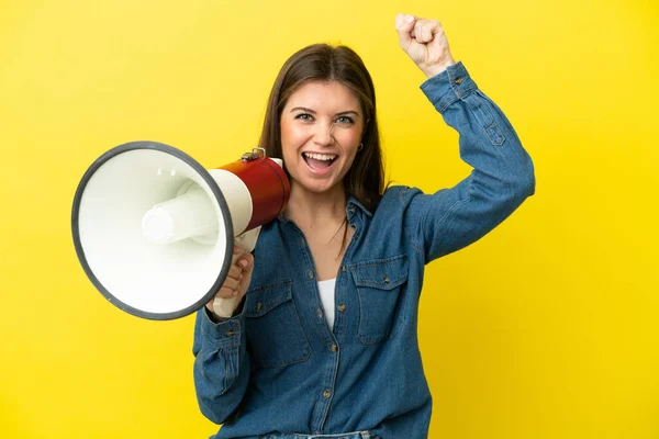 Jonge Blanke Vrouw Geïsoleerd Gele Achtergrond Schreeuwen Door Een Megafoon — Stockfoto