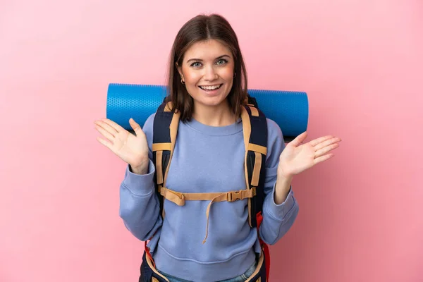 Mujer Joven Montañista Con Una Gran Mochila Aislada Sobre Fondo —  Fotos de Stock