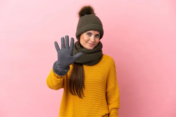 Ung Kaukasiska Flicka Med Vinter Hatt Isolerad Rosa Bakgrund Räkna — Stockfoto
