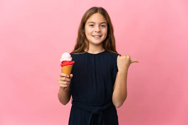 Barn Med Cornet Glass Över Isolerad Rosa Bakgrund Pekar Sidan — Stockfoto