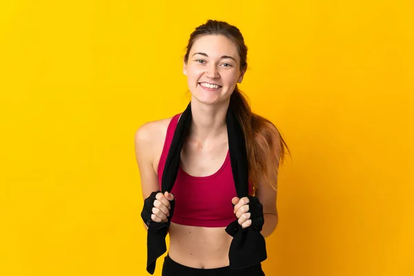 Jonge Ierland Vrouw Geïsoleerd Gele Achtergrond Met Sport Handdoek — Stockfoto