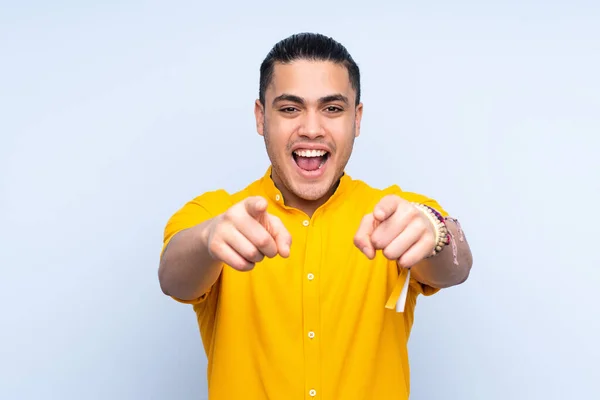 Aziatische Knappe Man Geïsoleerde Achtergrond Verrast Wijzen Naar Voren — Stockfoto