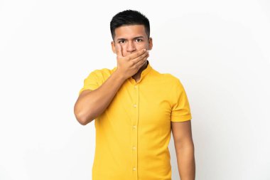 Genç Ekvadorlu adam beyaz arka planda izole edilmiş, ağzı elle kapatılmış.