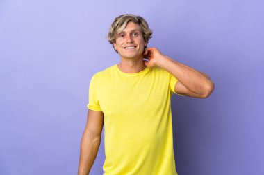 Soyutlanmış mor arka planda gülen İngiliz adam.