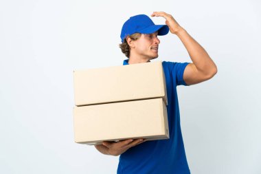 Yalıtılmış beyaz arka planda teslimatçı bir şey fark etti ve çözüme niyetlendi.