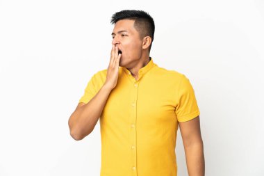 Genç Ekvador 'lu adam beyaz arka planda izole edilmiş esniyor ve geniş ağzı eliyle kapatıyor.