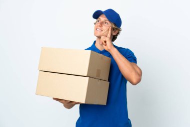 Teslimatçı beyaz arka plan üzerinde bir fikir düşünürken yukarı bakıyor.