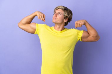 Soyutlanmış mor arka plan üzerinde güçlü jest yapan bir İngiliz.