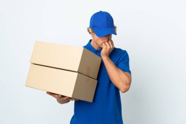 Teslimatçı beyaz arka planda kuşkuları var.