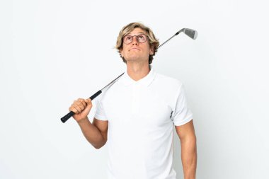 İngiliz adam golf oynuyor ve yukarı bakıyor.