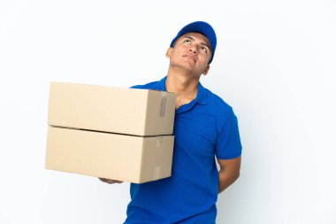 Ekvador 'lu adam beyaz arka planda izole edilmiş ve yukarı bakıyor.