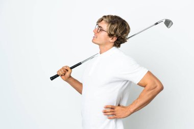 Golf oynayan İngiliz adam gayret gösterdiği için sırt ağrısından muzdarip.